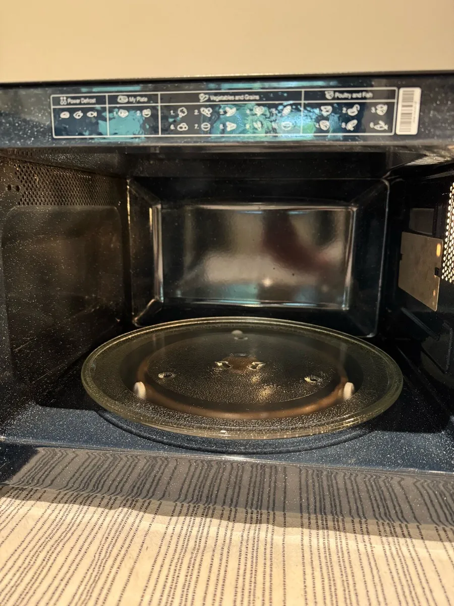Samsung 800W Microwave – Spotless Condition - Image 3