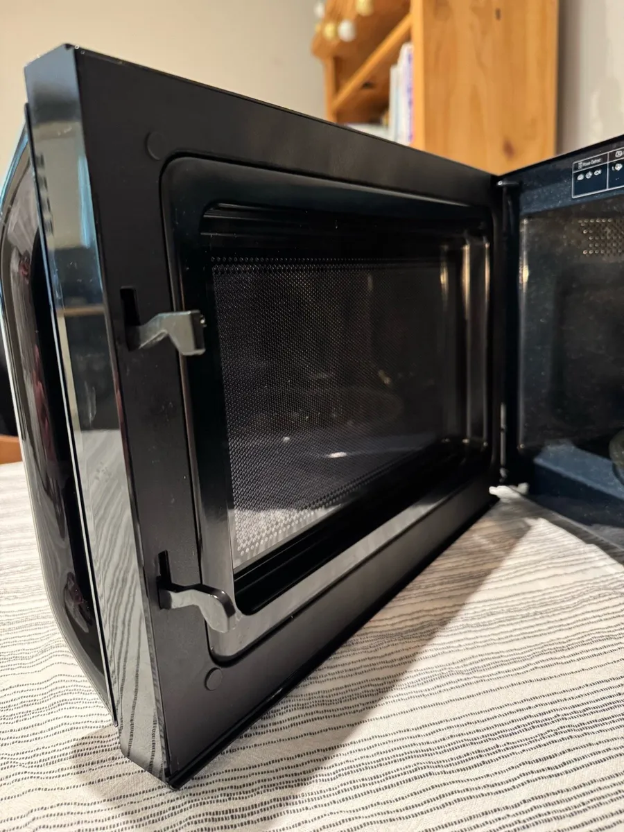 Samsung 800W Microwave – Spotless Condition - Image 4