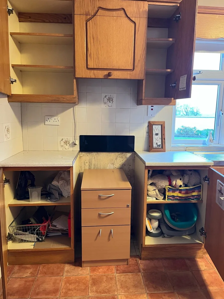 Kitchen units and sink - Image 3