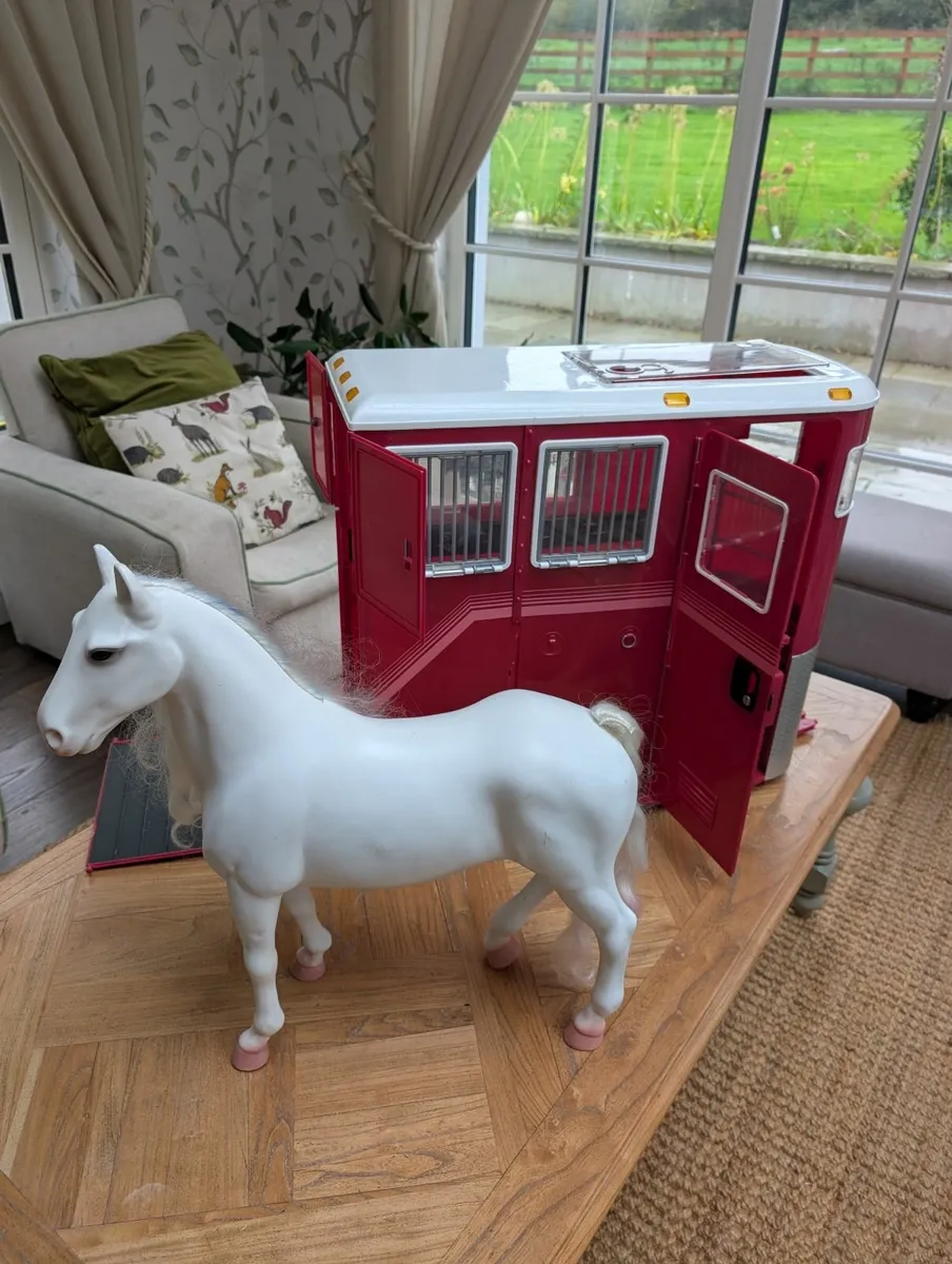 Generation camper van & horse - Image 2