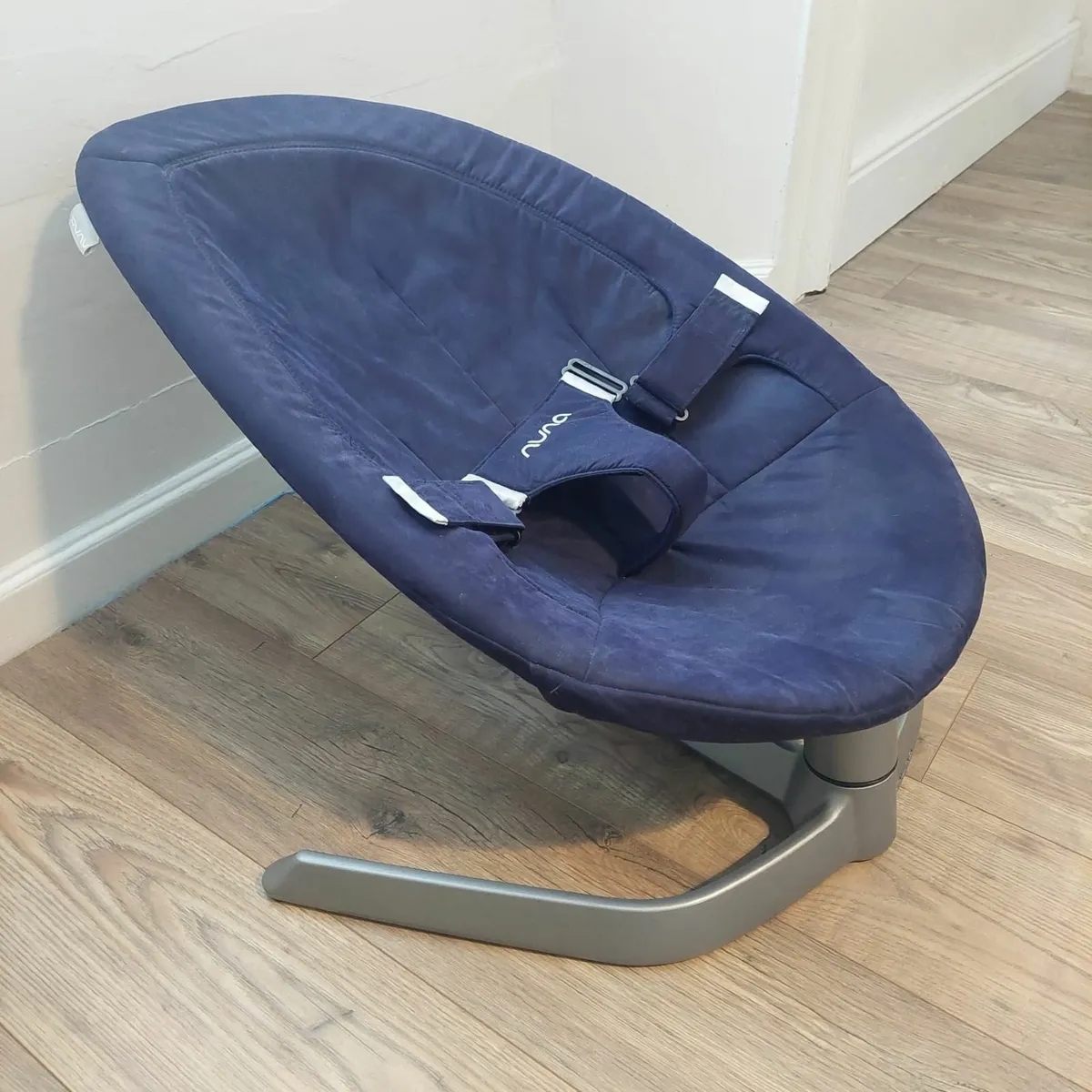 Nuna Leaf baby swivel chair - Image 1