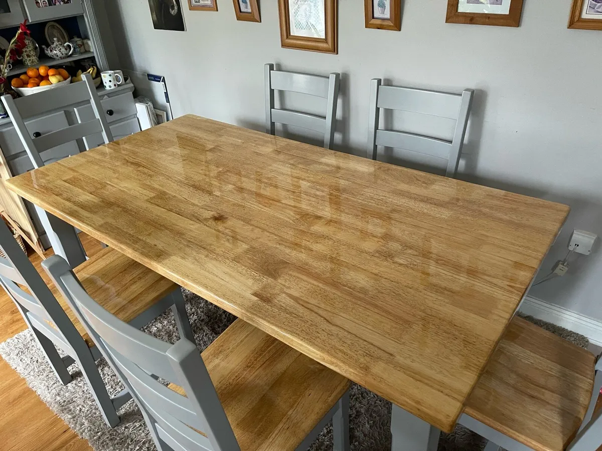 Table and chairs - Image 3