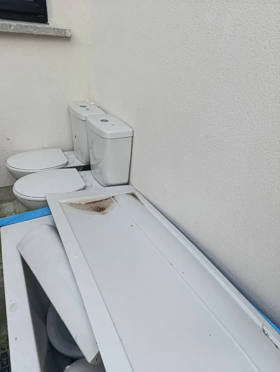 2 closets, 3 wash basin sink, one bathtub - Image 3