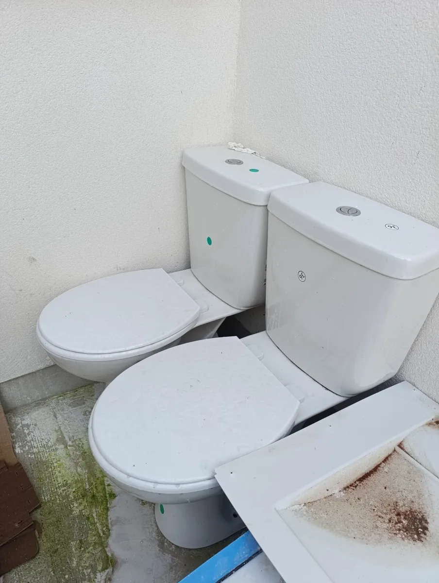 2 closets, 3 wash basin sink, one bathtub - Image 4