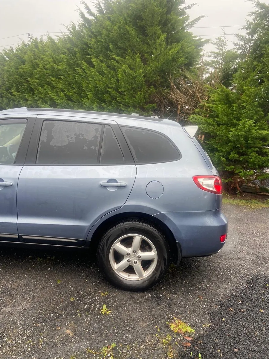 Hyundi Santa Fe auto  4 wheel drive - Image 4