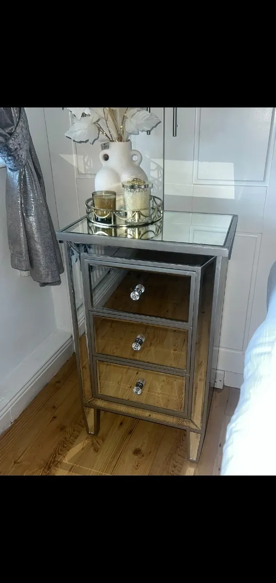Cabinet/drawers
