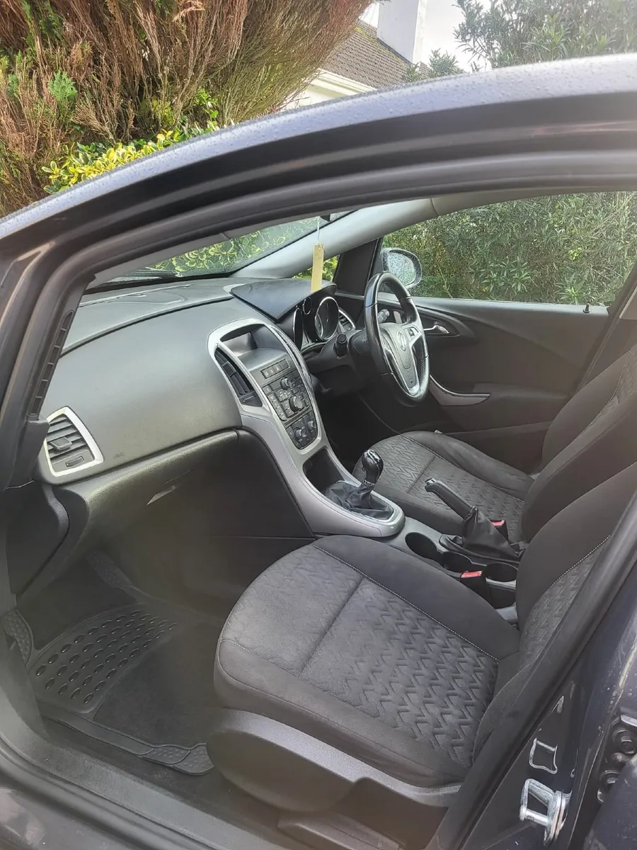 Vauxhall Astra 2013 - Image 2