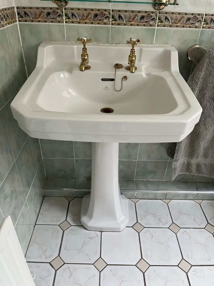 Bathroom sink - Image 1