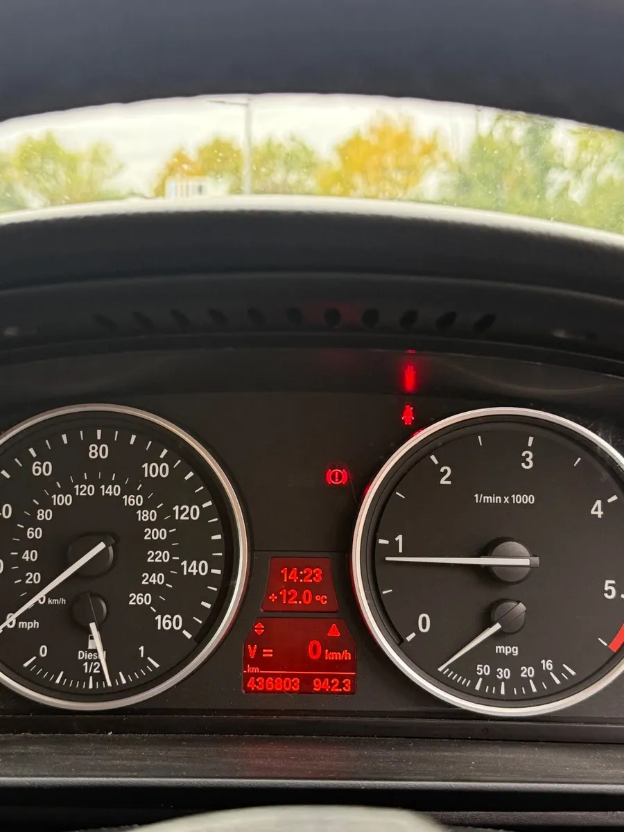 BMW 5-Series 2009 - Image 2