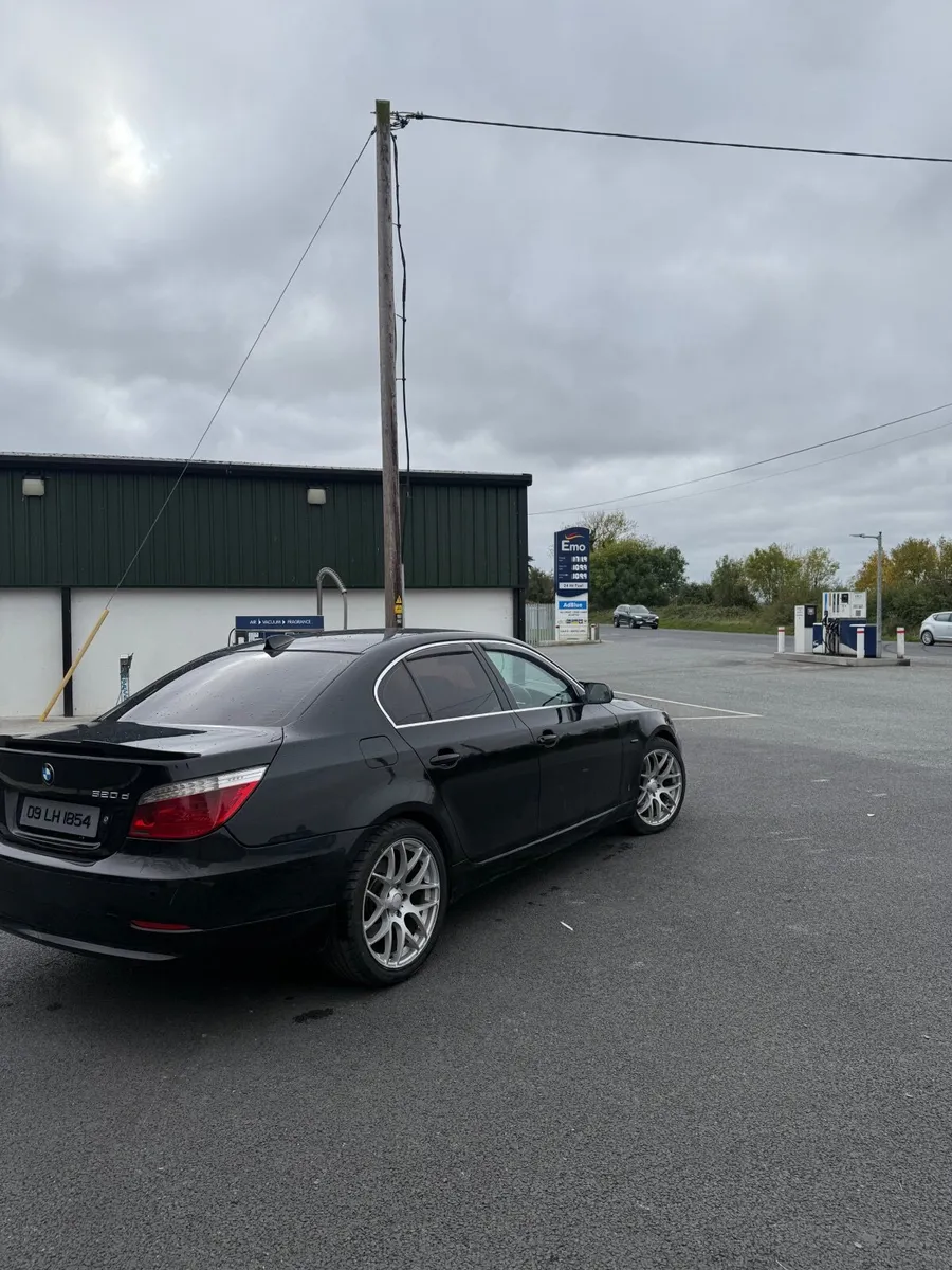 BMW 5-Series 2009 - Image 1