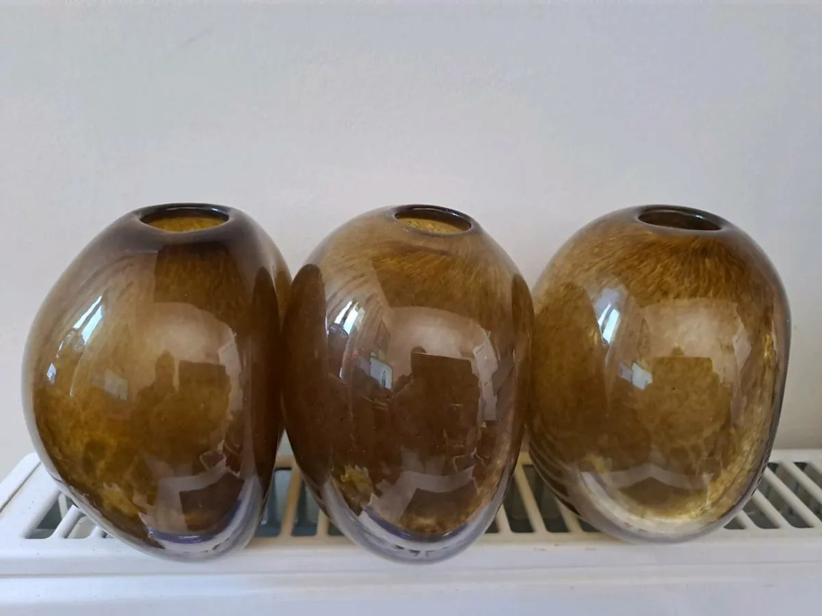 3 amber glass vases - Image 1