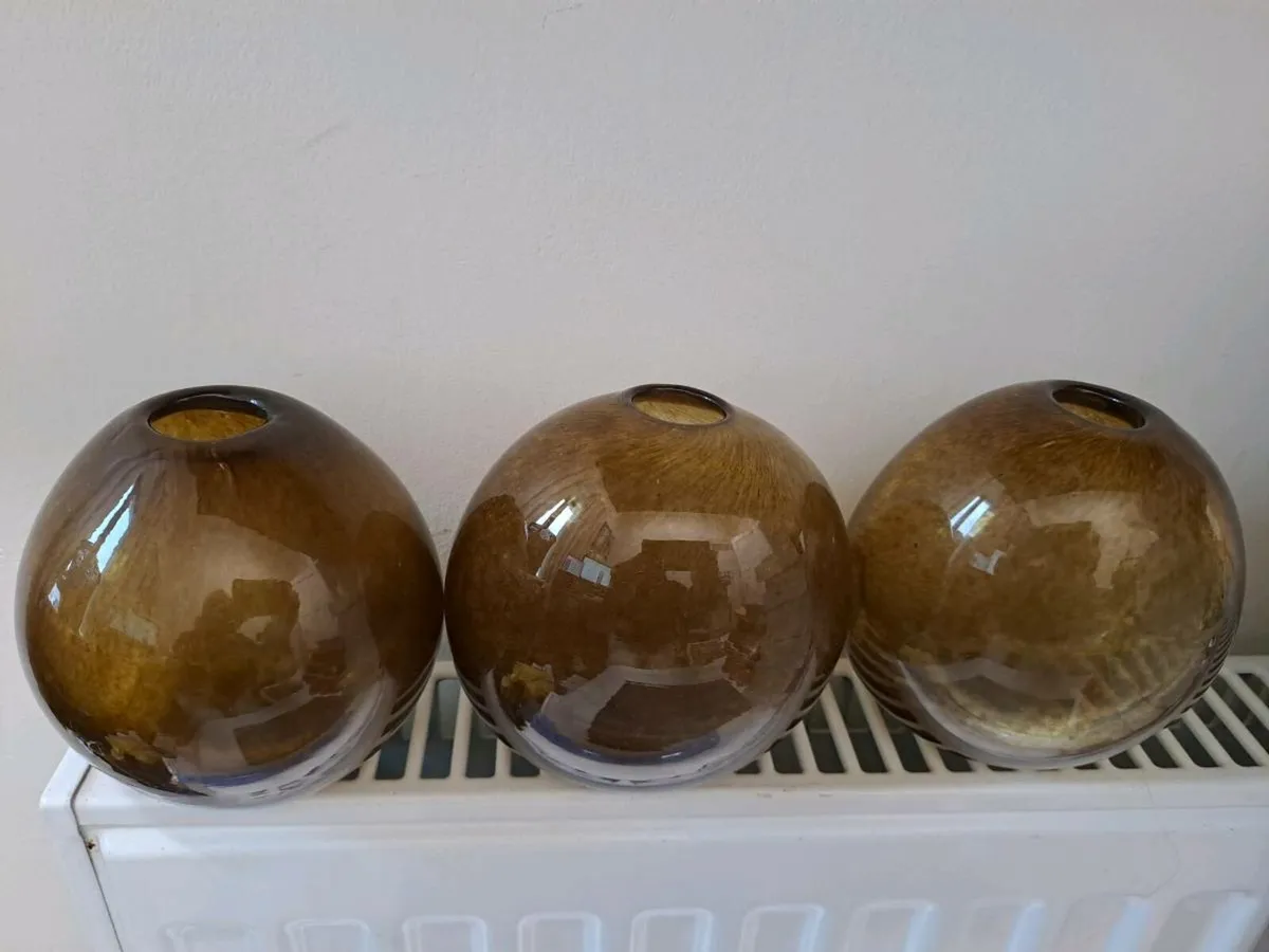 3 amber glass vases - Image 2