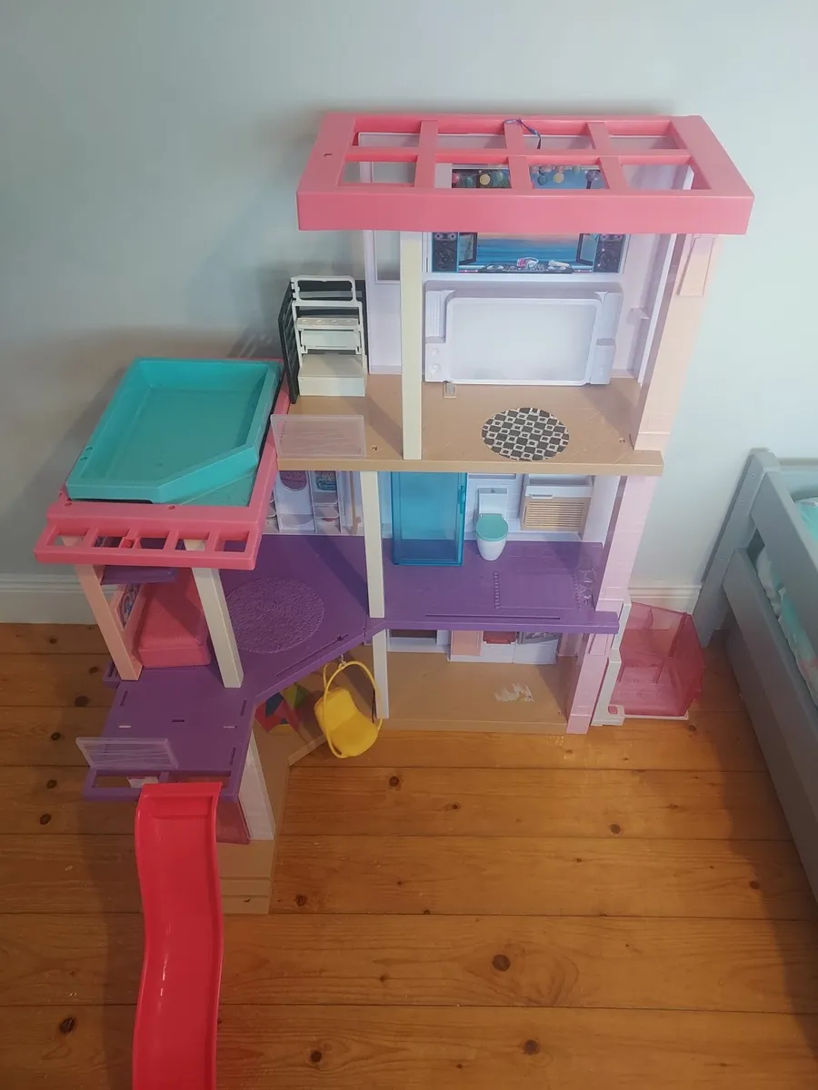 Free Barbie Dreamhouse - Image 1