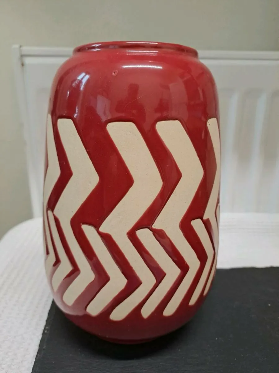 Red and beige flower pot - Image 1
