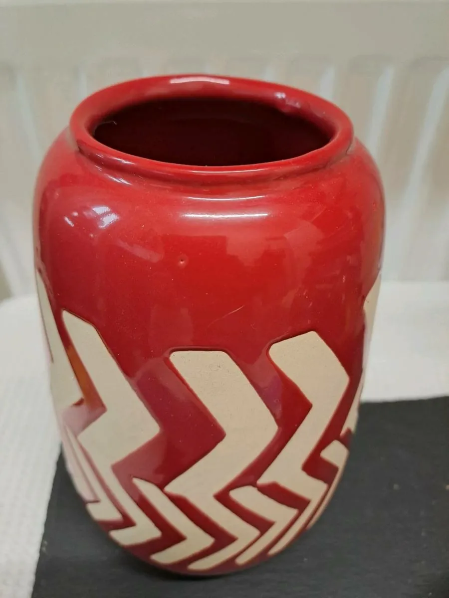 Red and beige flower pot - Image 2