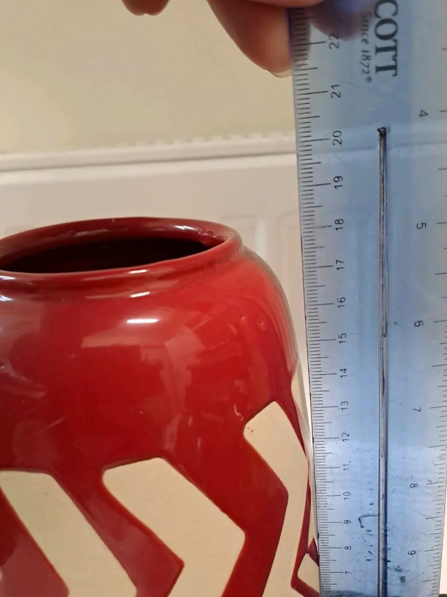 Red and beige flower pot - Image 3