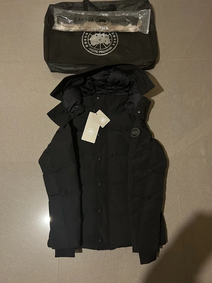 Canada goose jacket - Image 3