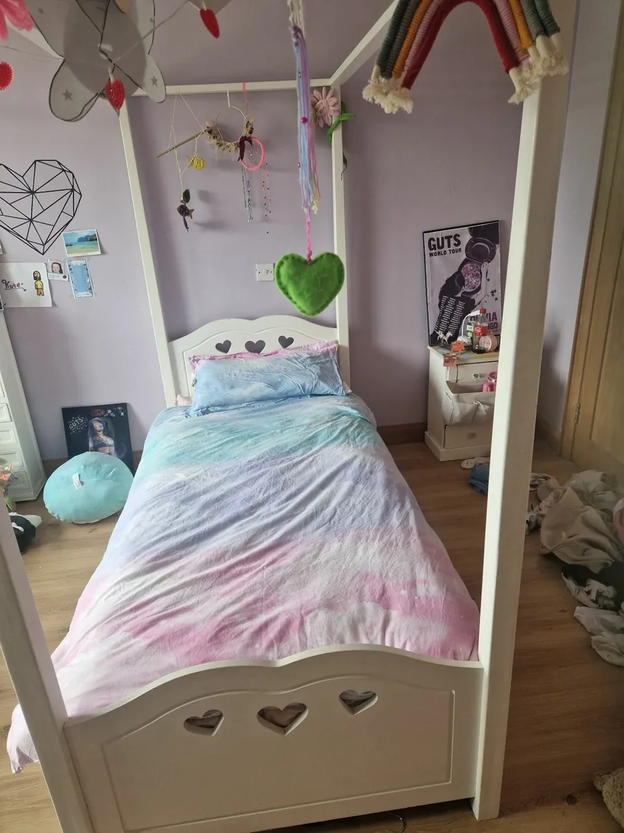 Single bed 4 poster with drapes