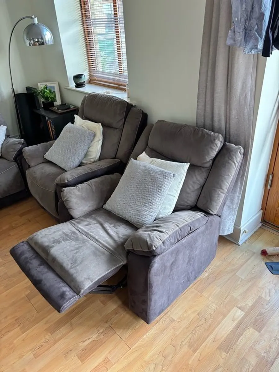 3 seat sofa and 2 arm chairs - Image 2
