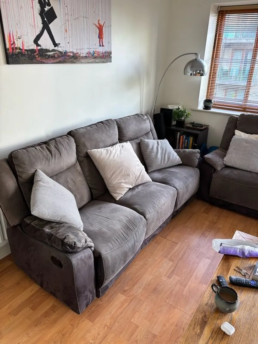 3 seat sofa and 2 arm chairs - Image 4