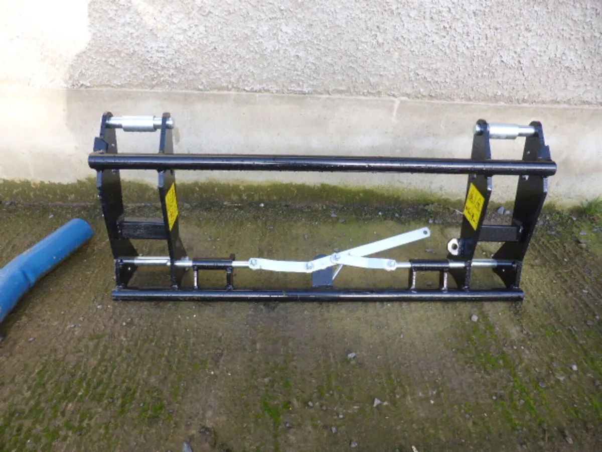 Euro 8 Hitch Loader Head Stock Adaptor - Image 1