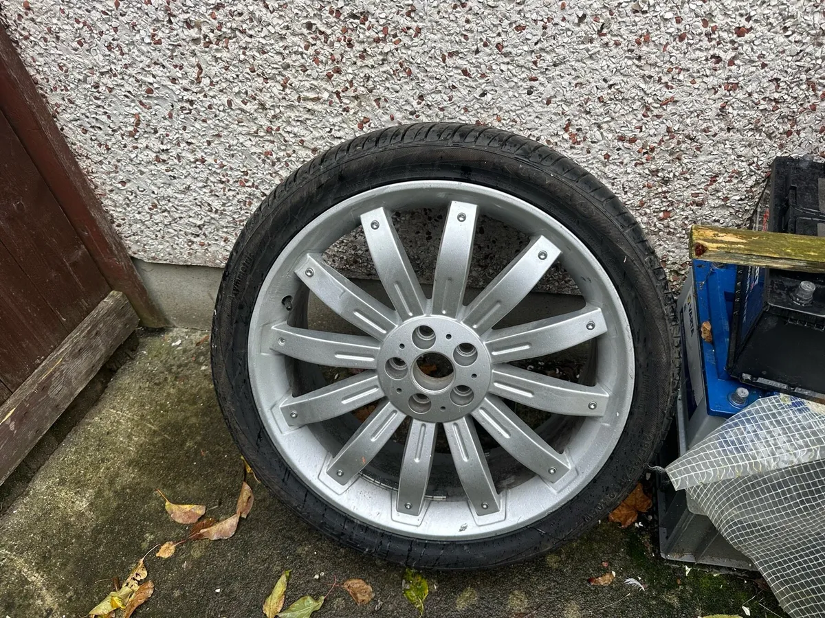 22 Range Rover alloy with tyre - Image 1
