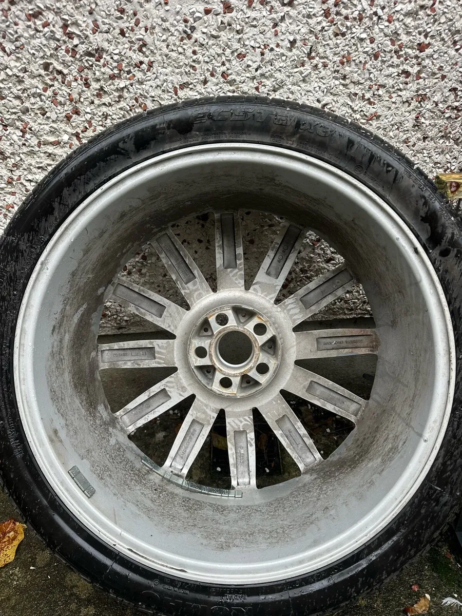 22 Range Rover alloy with tyre - Image 4