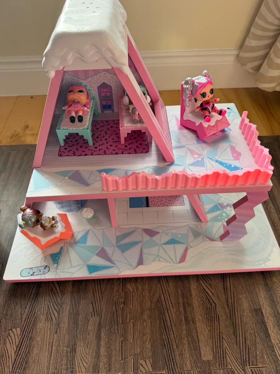 LOL DOLL WINTER SNOW CHALET PLAYSET - Image 2