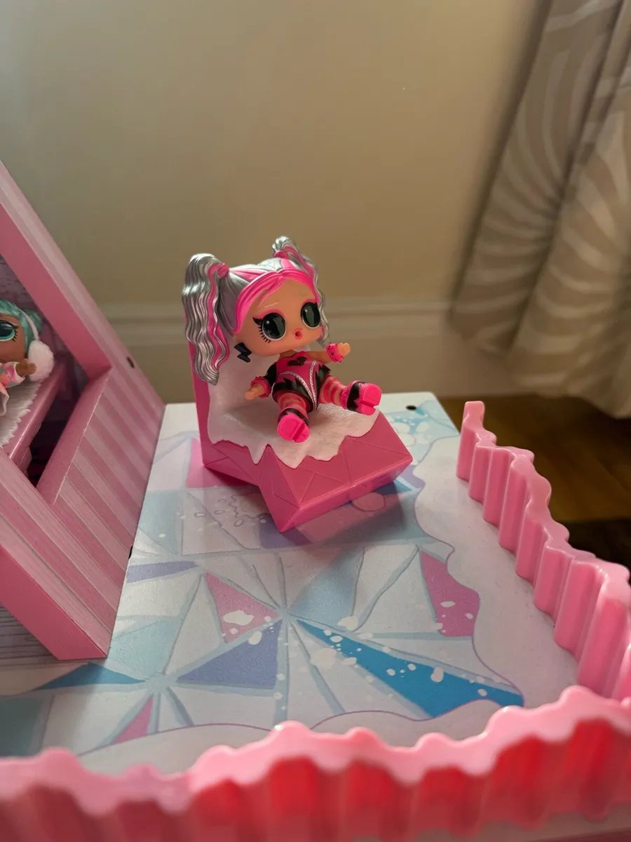 LOL DOLL WINTER SNOW CHALET PLAYSET - Image 4