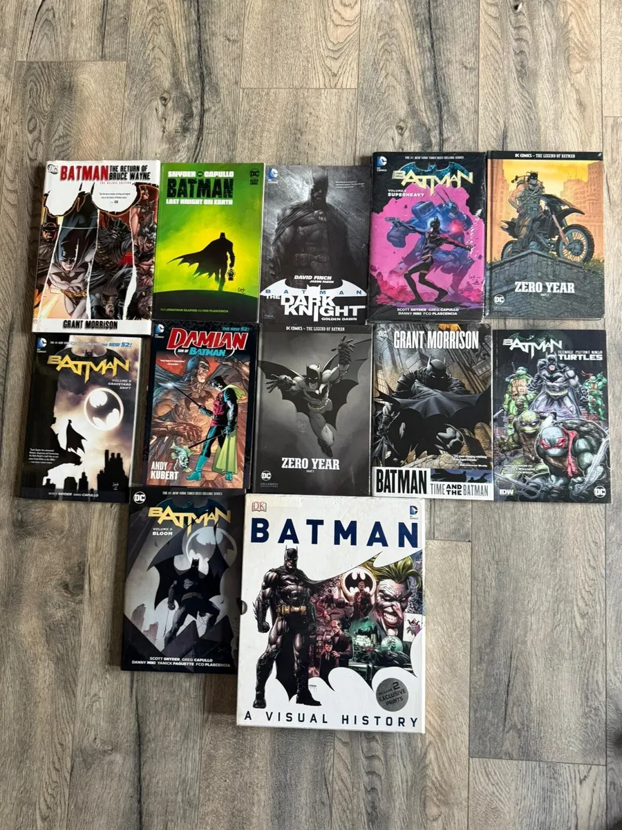 collection of batman graphic novels / comics 🦇
