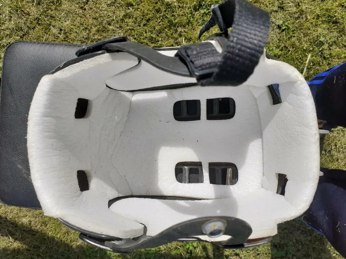 Hurling helmet - Image 3