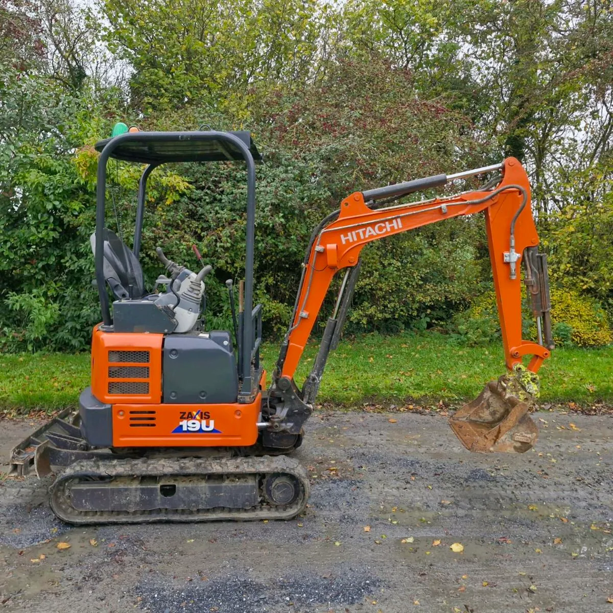 1.9 ton Hitachi & Takeuchi mini diggers No Vat - Image 1