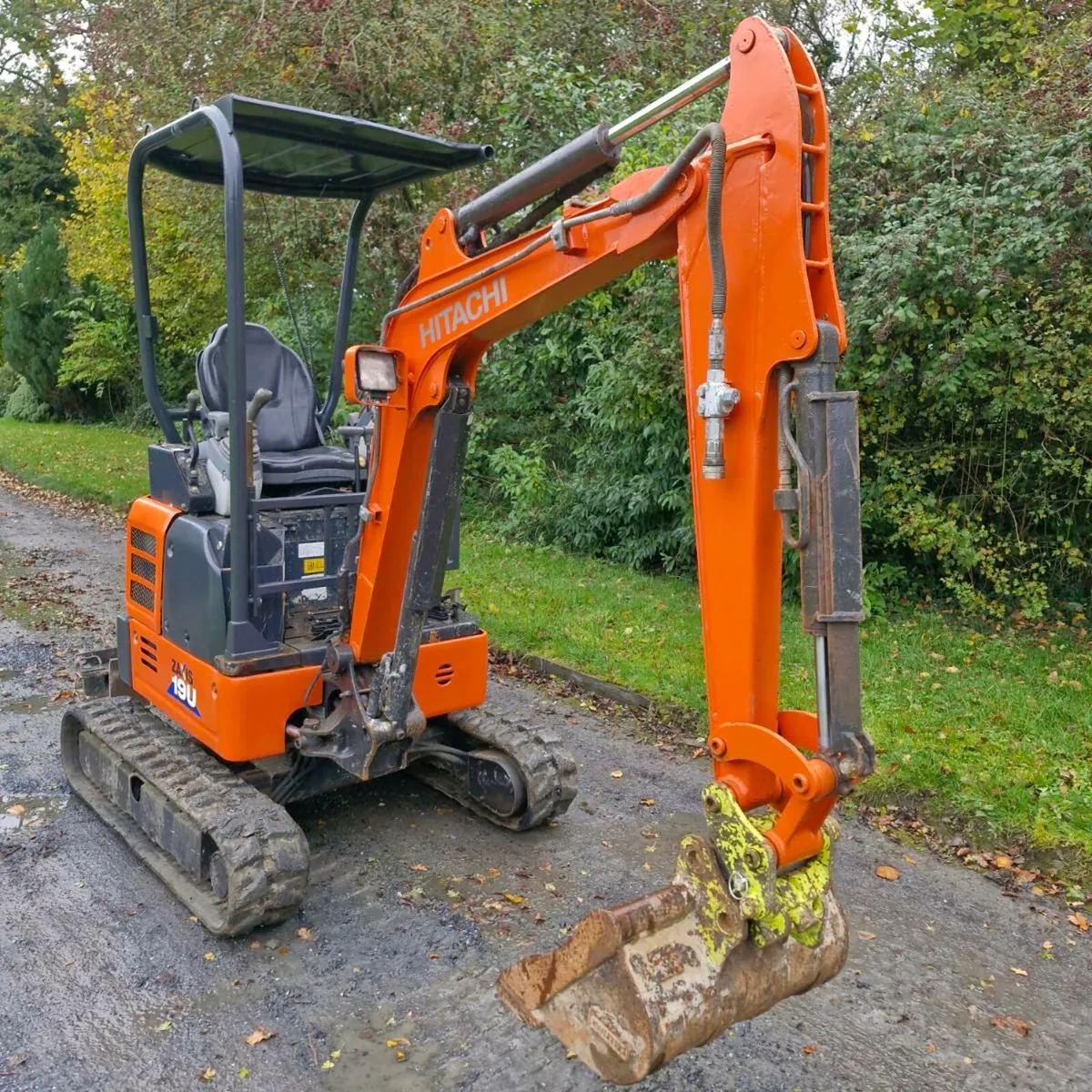 1.9 ton Hitachi & Takeuchi mini diggers No Vat - Image 2