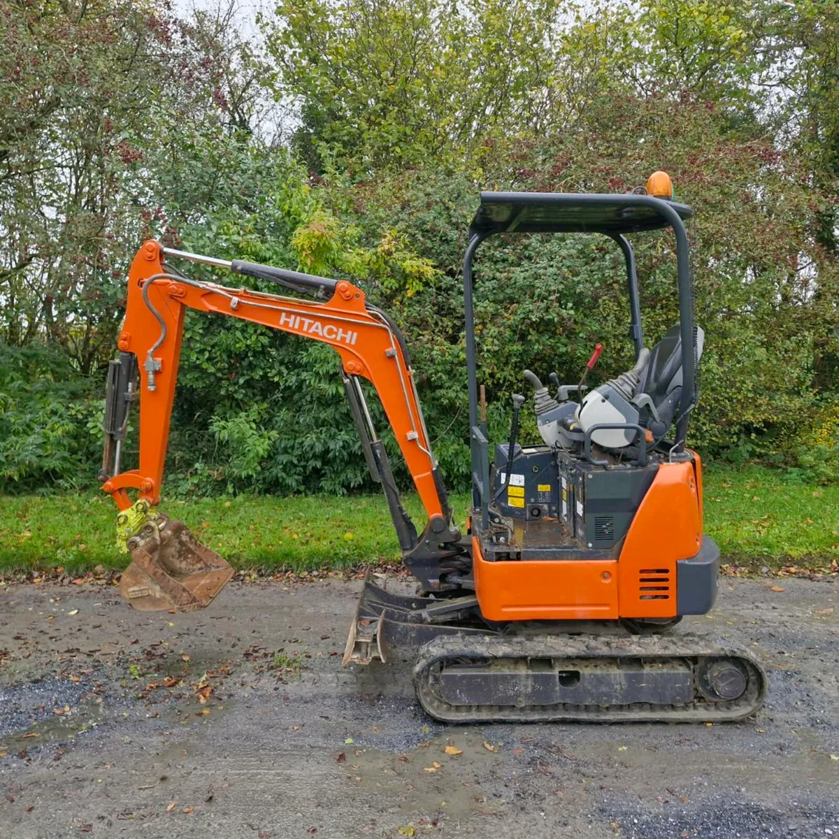 1.9 ton Hitachi & Takeuchi mini diggers No Vat - Image 3