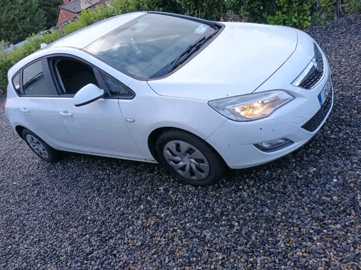 2012 vauxhall astra diesel nct9/26 taxed  €2150 - Image 2