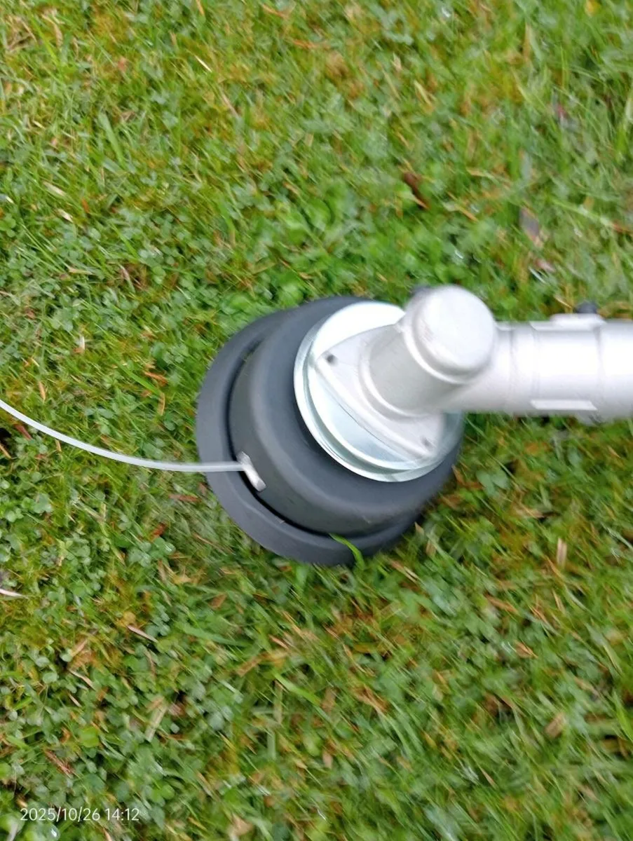 Petrol strimmer never used - Image 3