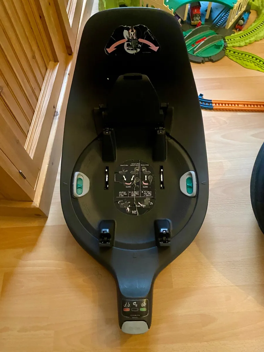 Isofix Car seat and base. - Image 1