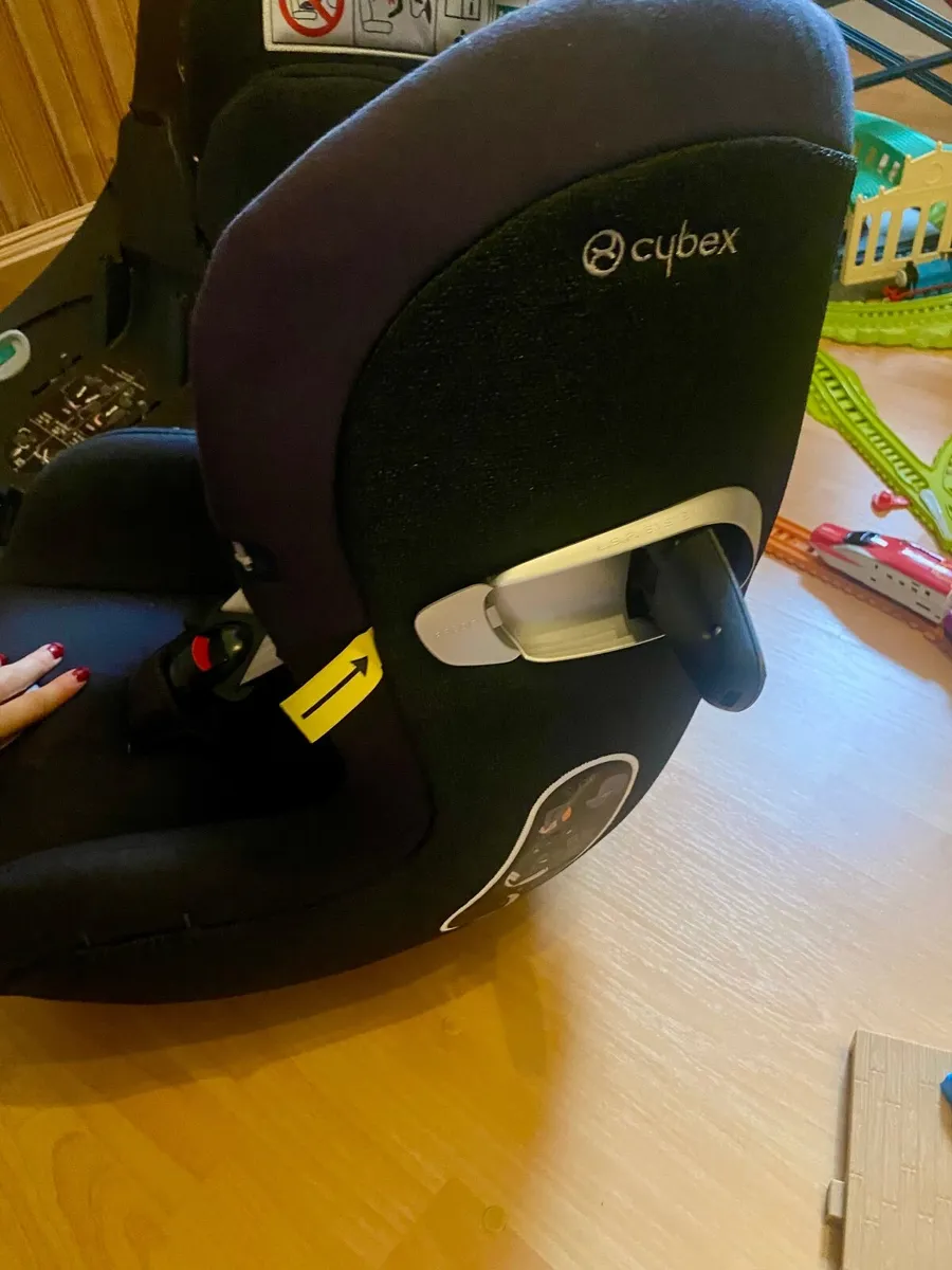 Isofix Car seat and base. - Image 4