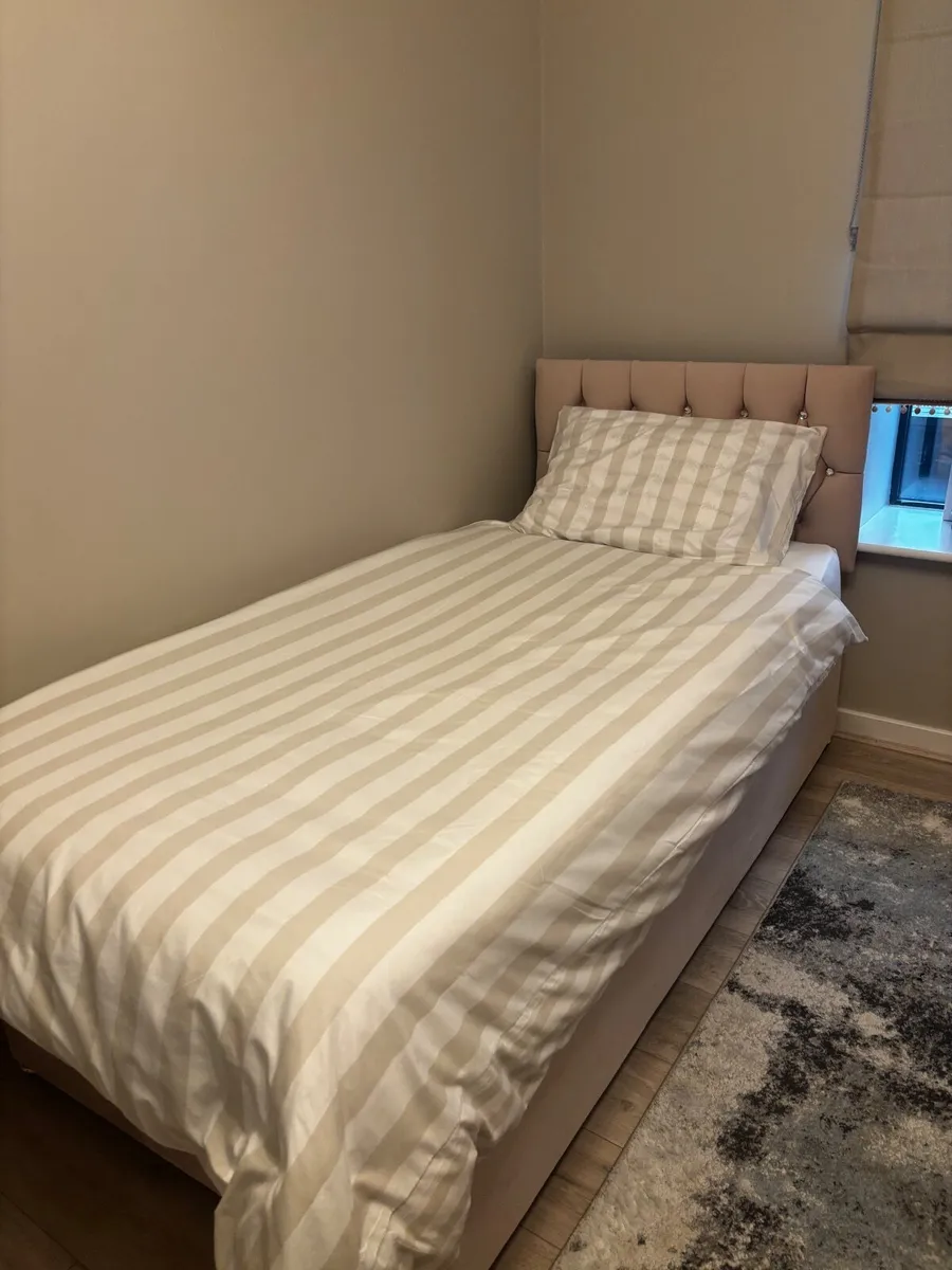 Single bed - Image 1