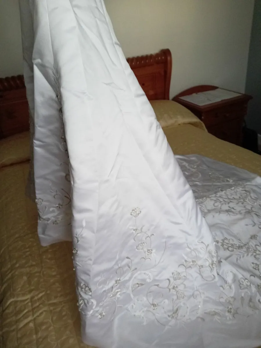 Wedding dress - Image 2