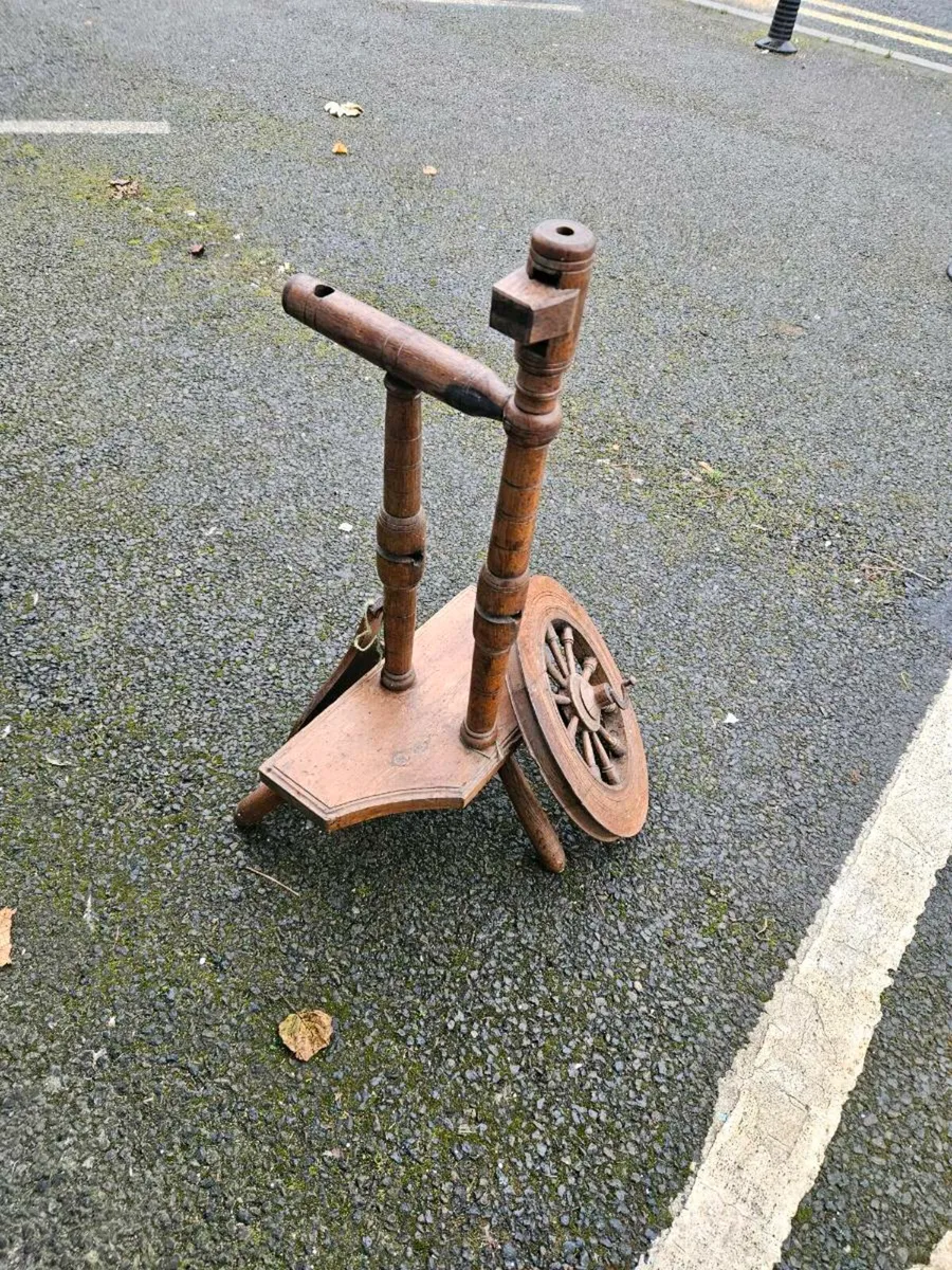 Vintage Oak Spinning Wheel - Image 4