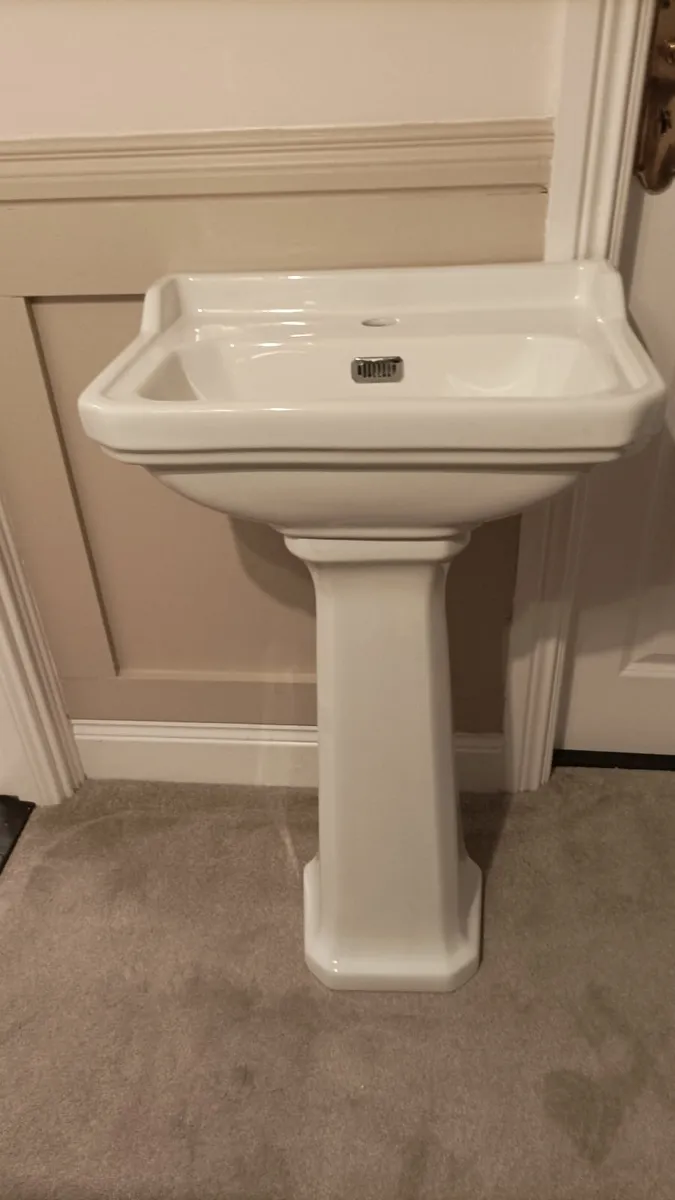 Richmond 500mm one tap hole basin and full pedesta - Image 1