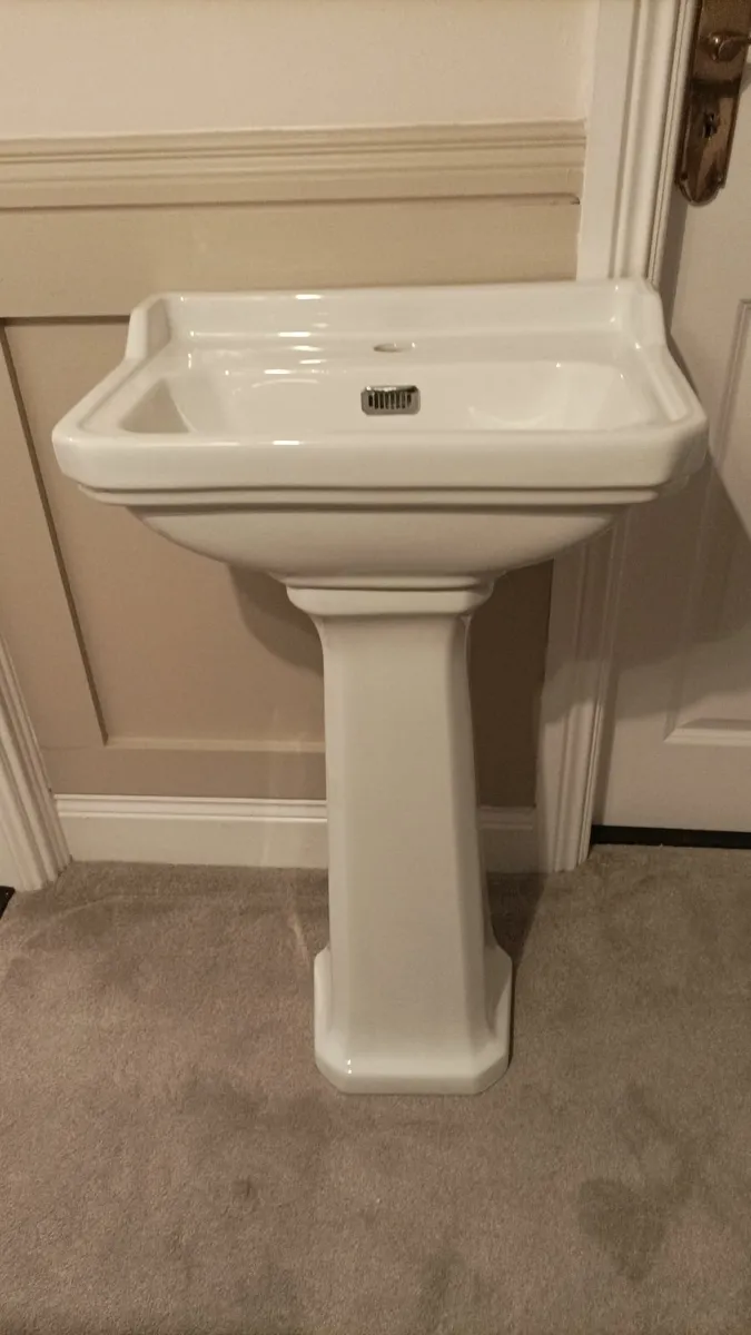 Richmond 500mm one tap hole basin and full pedesta - Image 2