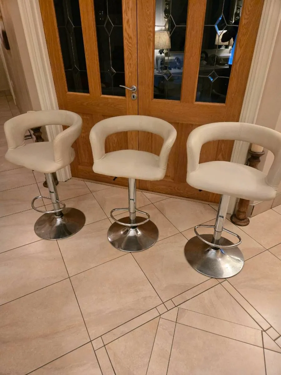 Kitchen island chairs - Image 1