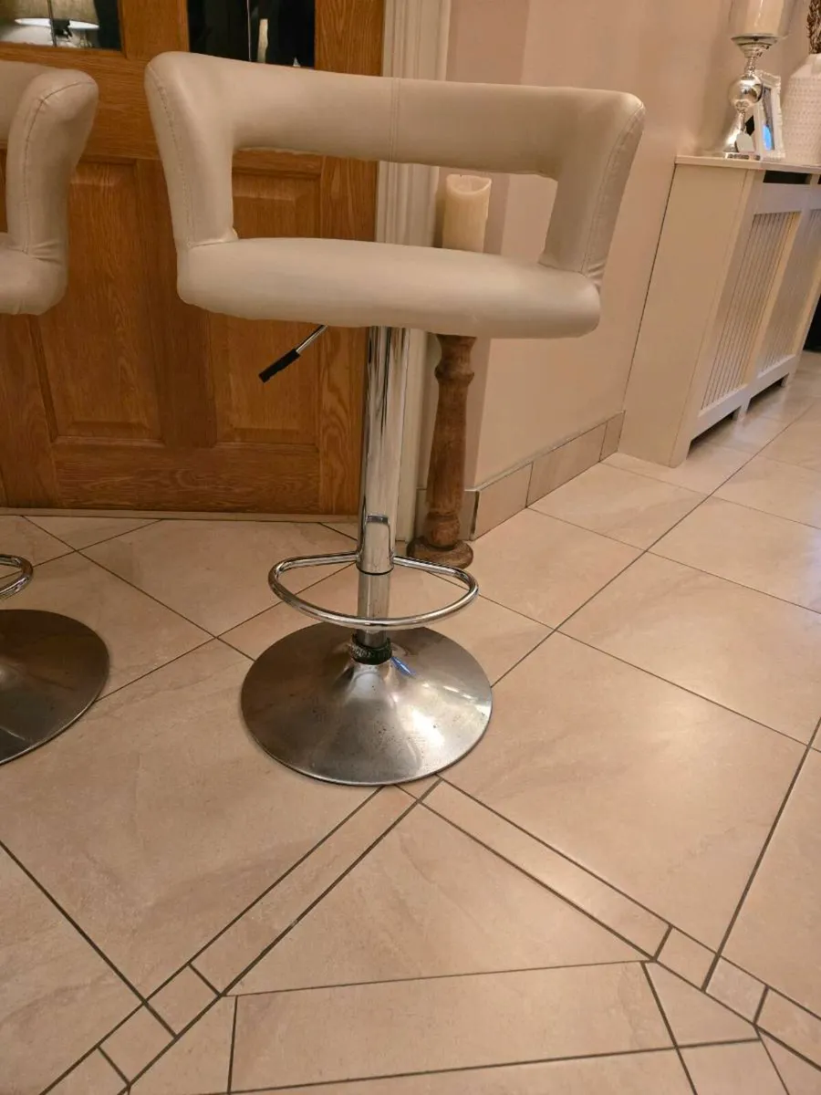 Kitchen island chairs - Image 4