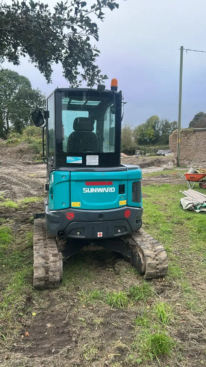 Sunward 3.8T track machine - Image 3