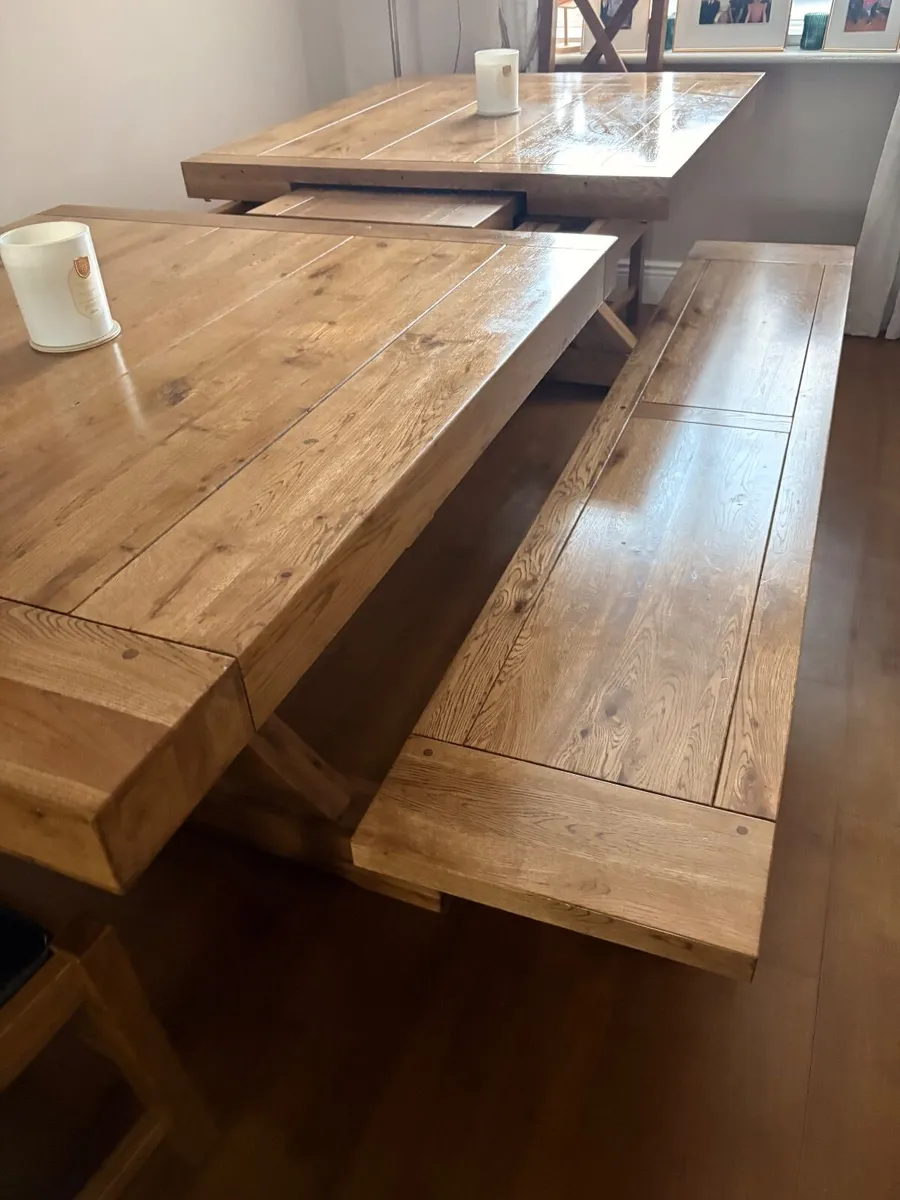 Table and chairs - Image 2