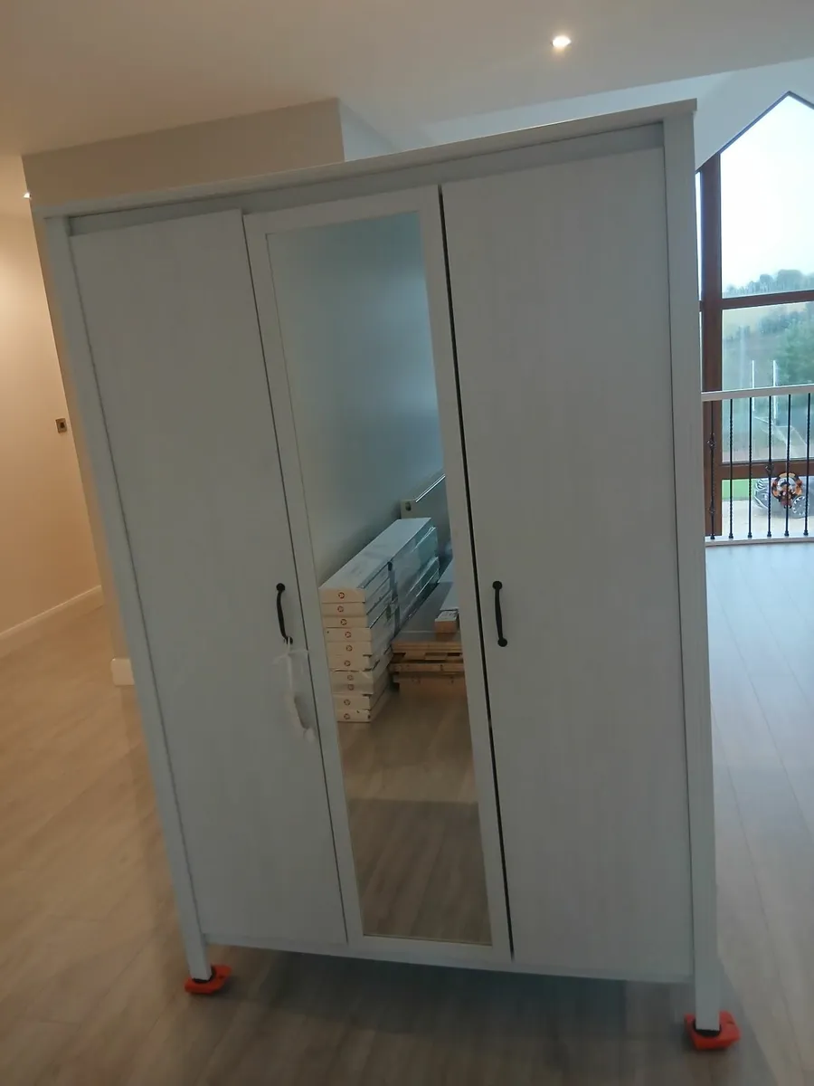 Wardrobe and single bed - Image 2