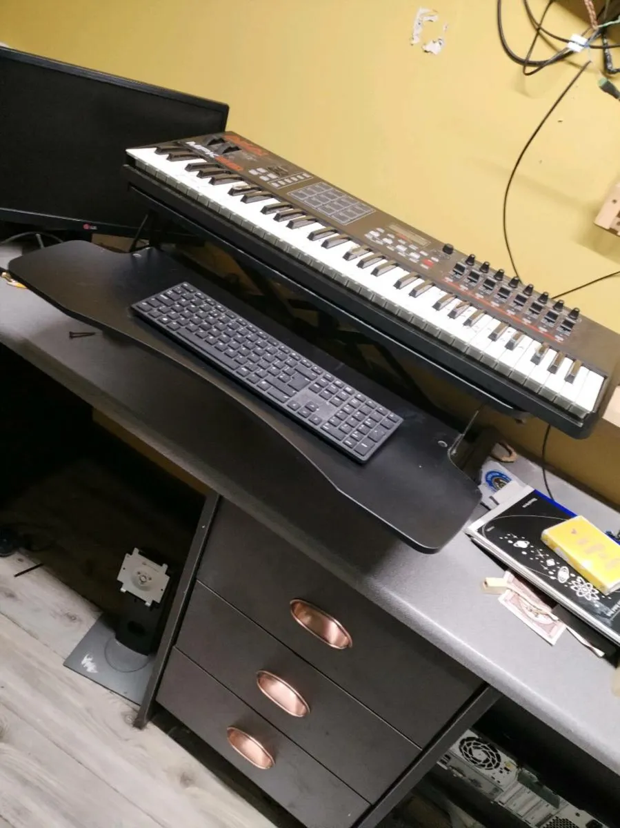 Desk - Image 4