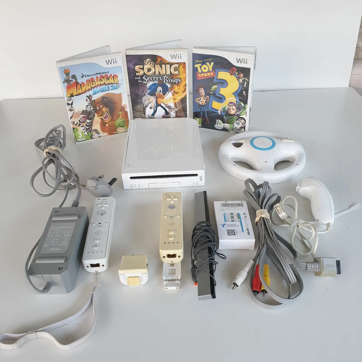Nintendo Wii console accessories and games - Image 1